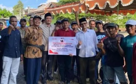 Perkuat Produktivitas Perikanan Pesisir, Nelayan Banyuurip Gresik Terima Bantuan Mesin Perahu