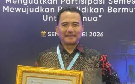 Dispendik Gresik Raih Penghargaan Nasional SPM Pendidikan dari Kemendikdasmen RI