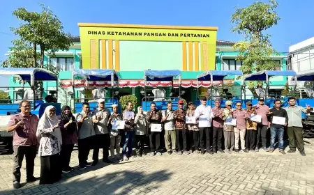Dongkrak Produktivitas, Pak Yes Serahkan Ratusan Alsintan Modern untuk Petani Lamongan