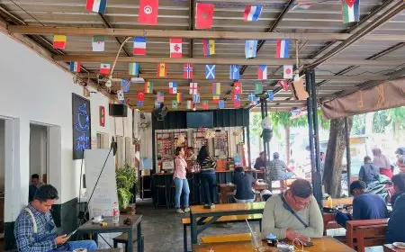 Warkop di Lamongan Berhias Bendera Peserta dan Bersiap Gelar Nobar Resmi
