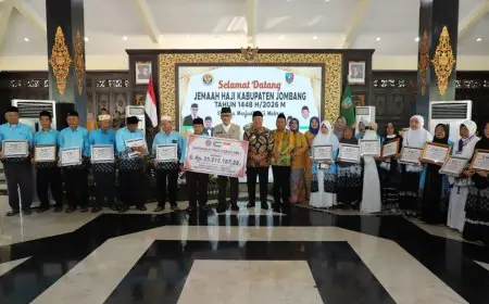 Menteri Haji Gus Irfan Serahkan Bantuan  dari UEA untuk  17 Jemaah Haji Jombang