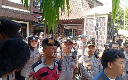 Pastikan Kondusif, Polres Trenggalek Kerahkan Ratusan Personel Jaga Aksi Damai di Gedung DPRD