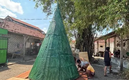 Gunungan Tumpeng Raksasa 4,5 Meter KWGe Gresik Berisi 3.000 Nasi Krawu Siap Catatkan Rekor MURI