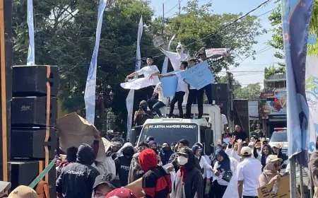 Ribuan Relawan Hingga Pocong di Lamongan Gelar Aksi Damai, Minta Program MBG Tak Dikorbankan
