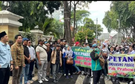 Demo ke DPRD, Ribuan Warga Gresik Minta Program MBG Tak Dihentikan