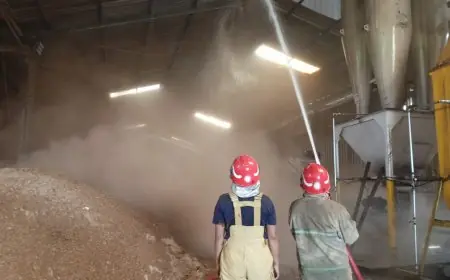 Kebakaran Mesin Blower di Pabrik Menganti Gresik, Damkar Cegah Api Meluas ke Gudang