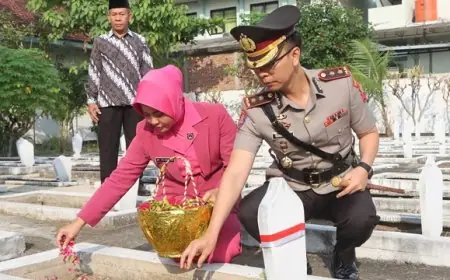 Sambut Hari Bhayangkara ke-80, Kapolres Trenggalek Ziarah ke Makam Pahlawan