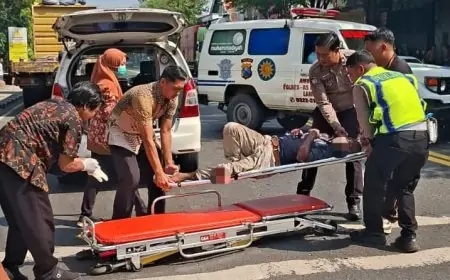 Gerobak Motor Es Batu di Lamongan Dihantam Truk, Satu Korban Luka Parah