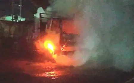 Diduga Overheat, Sebuah Truk di Gudang Pupuk Lamongan Hangus Terbakar