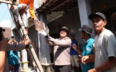 Sambut Hari Bhayangkara ke-80, Polres Lamongan Bedah Rumah Warga Kurang Mampu
