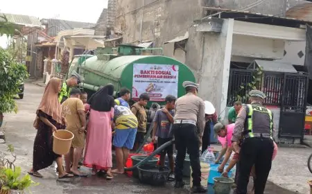 Warga Kesulitan Air Bersih, Satlantas Polres Gresik Turun Tangan Bantu Desa Pandanan Gresik