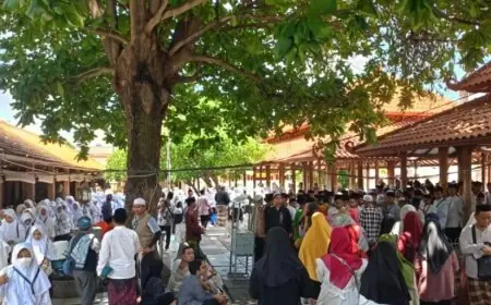 Liburan Sekolah, Peziarah Wisata Religi di Gresik Melonjak, Datang dari Jawa hingga Sumatera