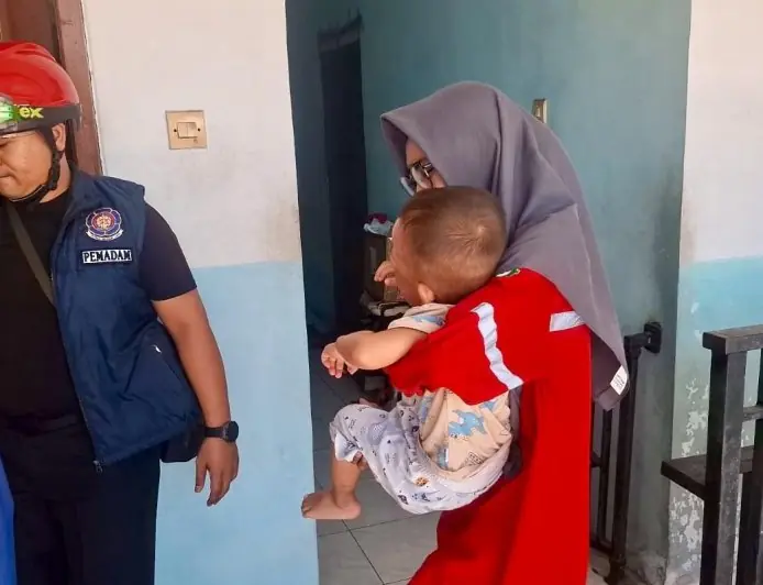 Tangis Panik Balita Terkunci di Dalam Kamar Kos di Gresik, Diselamatkan Damkar Gresik