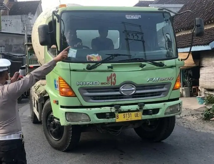 Nekat Terobos Jalur Alternatif Jembatan Gondang, Lima Sopir Truk Ditilang Polisi