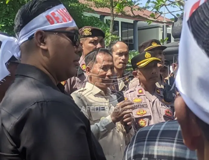 Respon Tuntutan Massa soal Korupsi dan Agraria, Plt Bupati Tulungagung Janjikan Transparansi