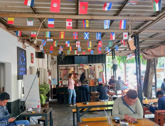 Warkop di Lamongan Berhias Bendera Peserta dan Bersiap Gelar Nobar Resmi