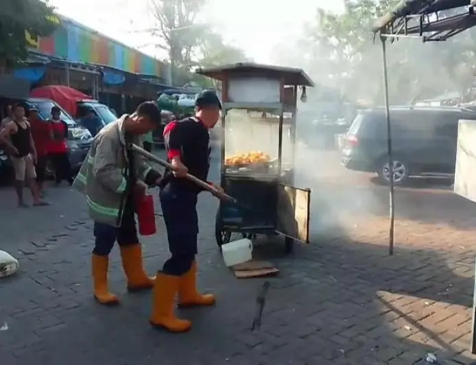 Gerobak Singkong Keju di Lamongan Terbakar, Penjual Panggil Damkar