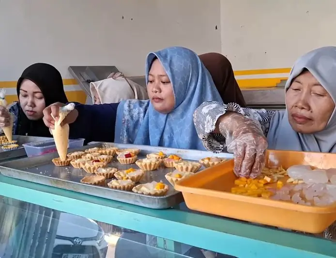 Janda di Gresik Belajar Bikin Pai Buah Lokal, Siwalan Disulap Jadi Peluang Usaha
