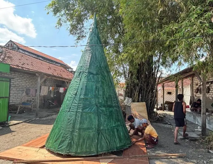 Gunungan Tumpeng Raksasa 4,5 Meter KWGe Gresik Berisi 3.000 Nasi Krawu Siap Catatkan Rekor MURI