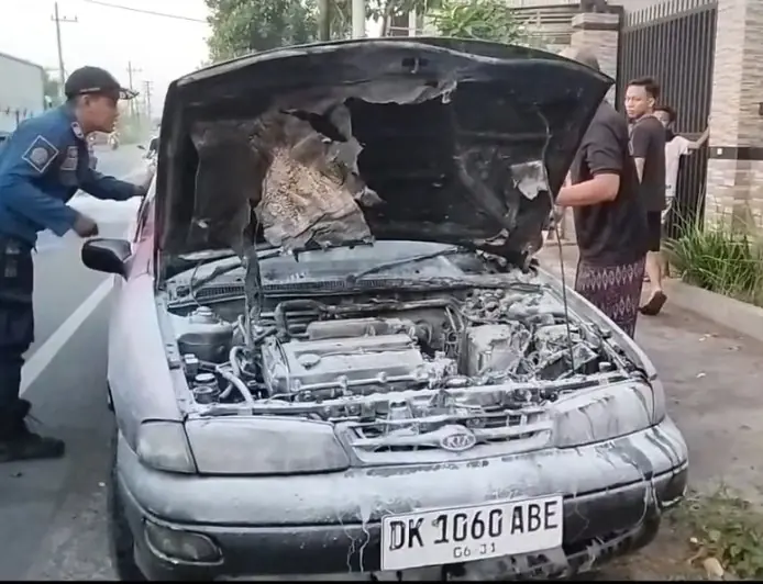 Mobil Sedan Terbakar Usai Isi BBM ,  Diduga Akibat Selang Bensin Bocor