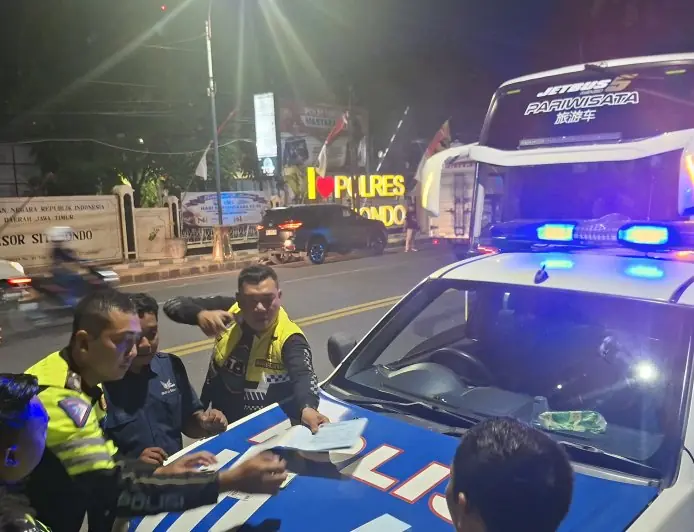 Bus Pariwisata Diduga Ugal-ugalan di Jalur Pantura Situbondo, Polisi Bertindak Cepat Hentikan Kendaraan dan Periksa Sopir
