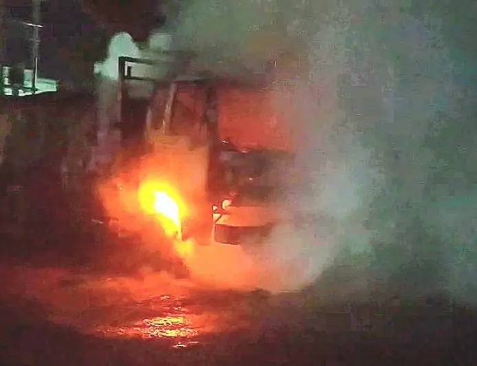 Diduga Overheat, Sebuah Truk di Gudang Pupuk Lamongan Hangus Terbakar