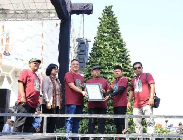 KWGe Ukir Sejarah, Gunungan Tumpeng Nasi Krawu 3.000 Nasi Krawu Setinggi 4,5 Meter Resmi Cetak Rekor MURI