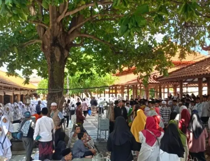 Liburan Sekolah, Peziarah Wisata Religi di Gresik Melonjak, Datang dari Jawa hingga Sumatera