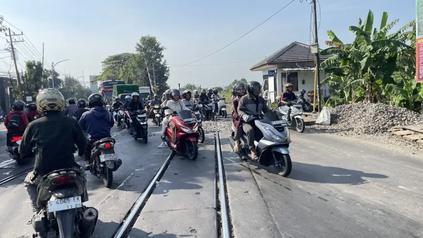 KAI Daop 8 Lakukan Perawatan Jalur Rel di JPL 325 Lamongan, Pengendara Diminta Jaga Kecepatan