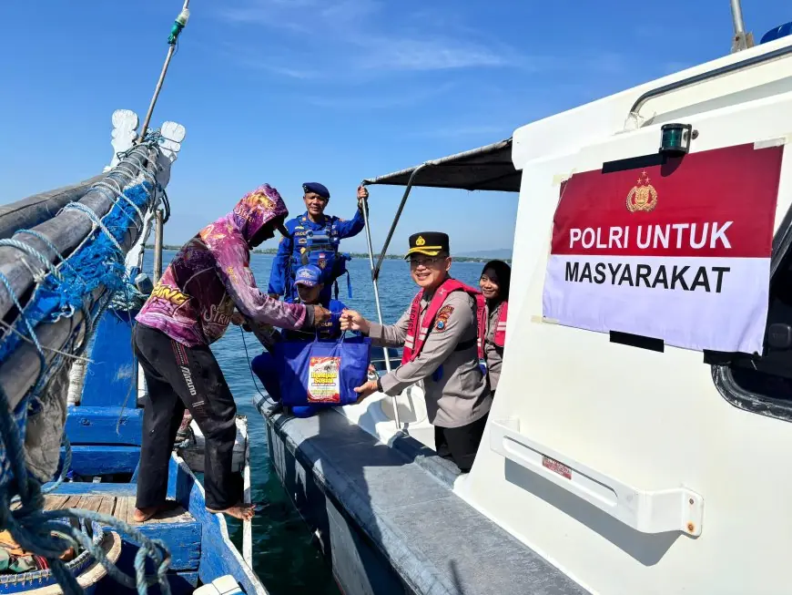 Jemput Bola di Tengah Laut, Polres Situbondo Salurkan Bansos untuk Nelayan