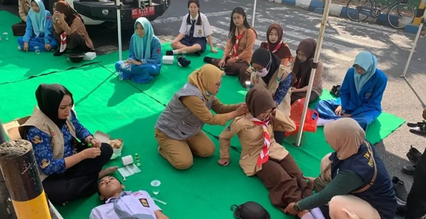 Kelelahan Saat Upacara Hari Nasional, Belasan Pelajar di Tulungagung Dilarikan ke Posko Kesehatan