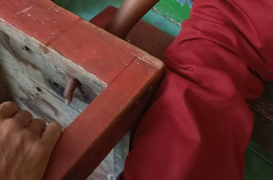 Jari Siswa SD di Ngimbang Lamongan Terjepit Lubang Kursi Kelas, Damkar Evakuasi Pakai Minyak Goreng