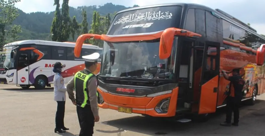 Pastikan Laik Jalan, Satlantas Polres Trenggalek dan Dishub Periksa Puluhan Bus