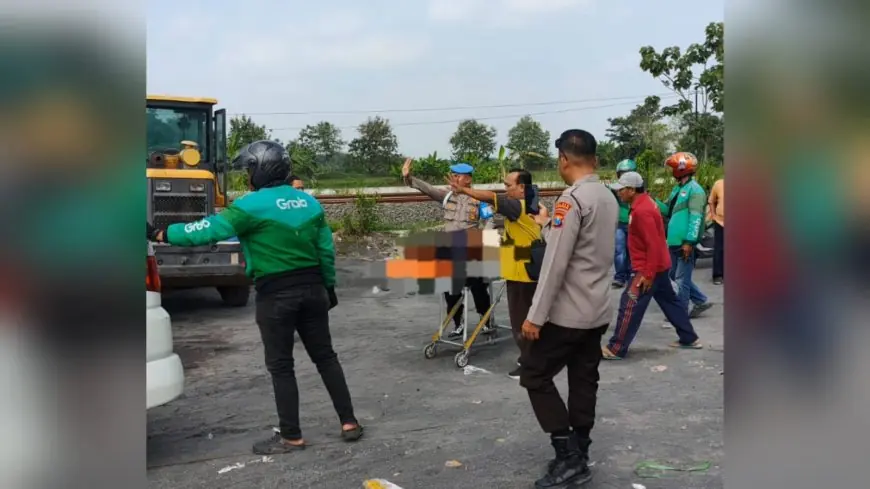 Mobil Xenia Oleng Tabrak Gerobak Sampah di Turi Lamongan, Satu Tewas