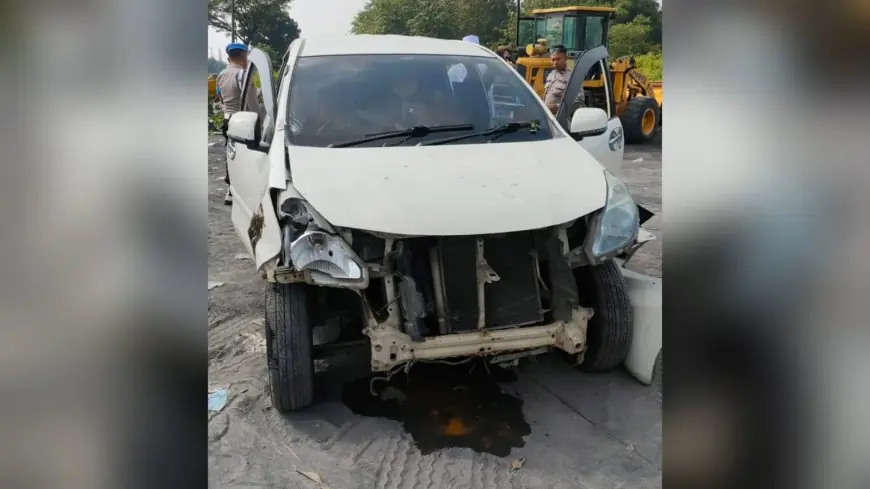 Mobil Xenia Oleng Tabrak Gerobak Sampah di Turi Lamongan, Satu Tewas