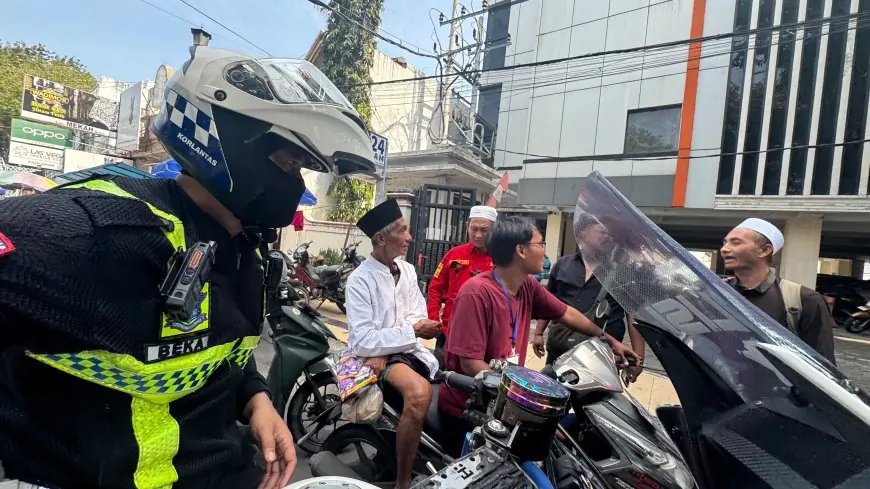 Cerita Haru, Terpisah di Tengah Lautan Jamaah  Haul di Gresik, Lansia asal Mojokerto dipulangkan Polisi