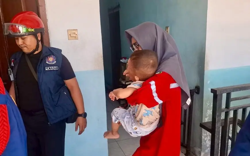 Tangis Panik Balita Terkunci di Dalam Kamar Kos di Gresik, Diselamatkan Damkar Gresik