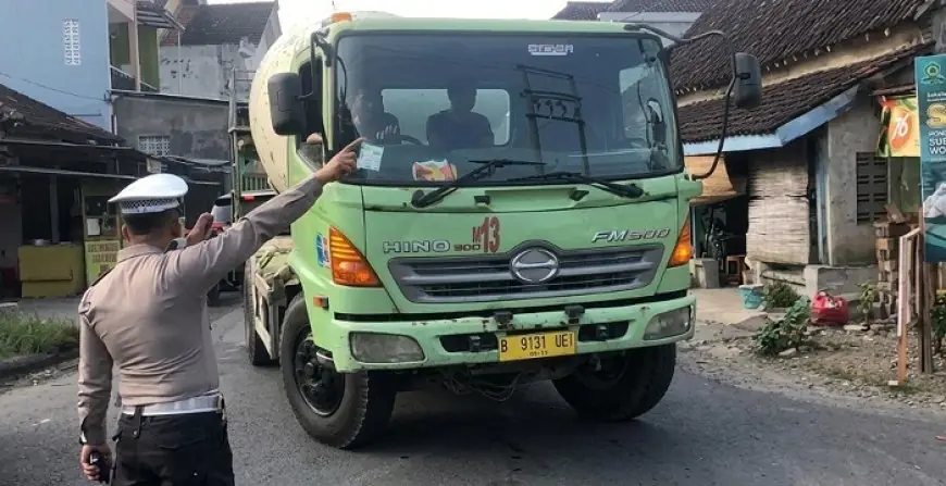 Nekat Terobos Jalur Alternatif Jembatan Gondang, Lima Sopir Truk Ditilang Polisi
