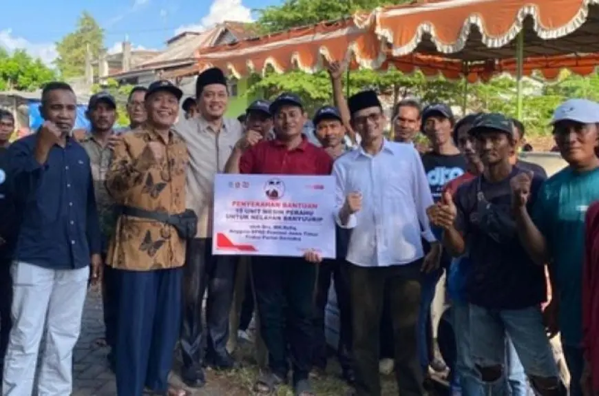 Perkuat Produktivitas Perikanan Pesisir, Nelayan Banyuurip Gresik Terima Bantuan Mesin Perahu