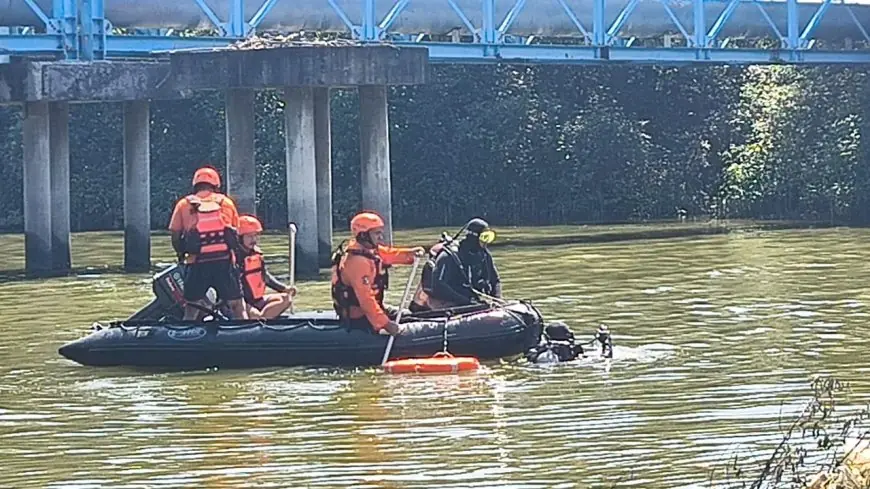 Tim SAR Cari Pemancing Asal Surabaya Tenggelam di Kali Lamong Gresik