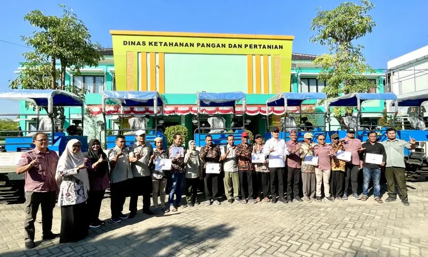 Dongkrak Produktivitas, Pak Yes Serahkan Ratusan Alsintan Modern untuk Petani Lamongan