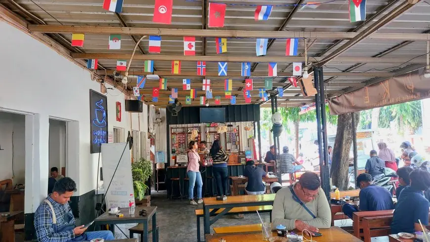Warkop di Lamongan Berhias Bendera Peserta dan Bersiap Gelar Nobar Resmi