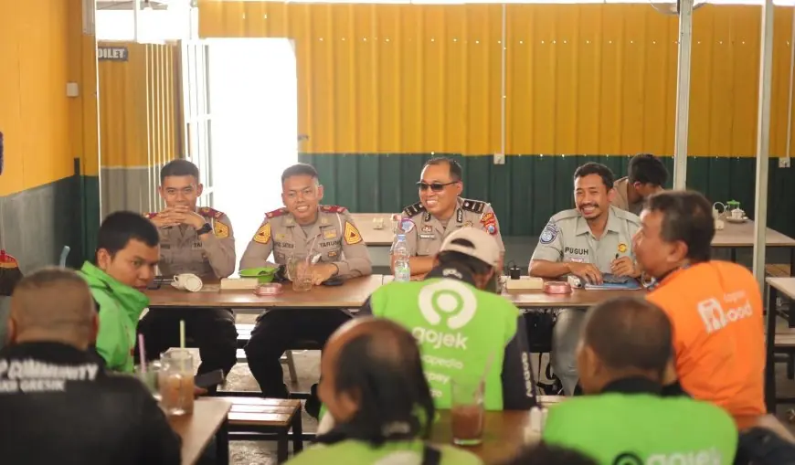 Ngopi Bareng Ojol, Satlantas Polres Gresik Perkuat Sinergi dan Budaya Tertib Lalu Lintas