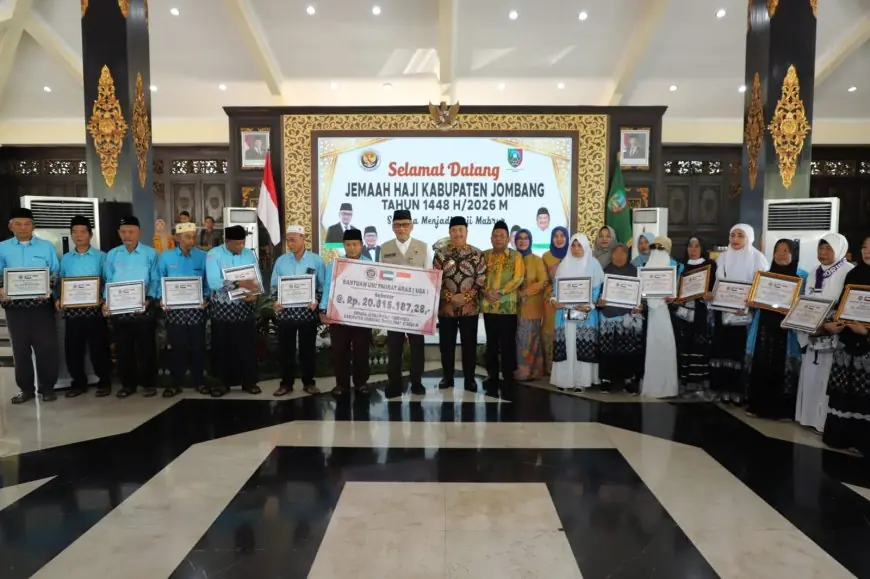Menteri Haji Gus Irfan Serahkan Bantuan  dari UEA untuk  17 Jemaah Haji Jombang