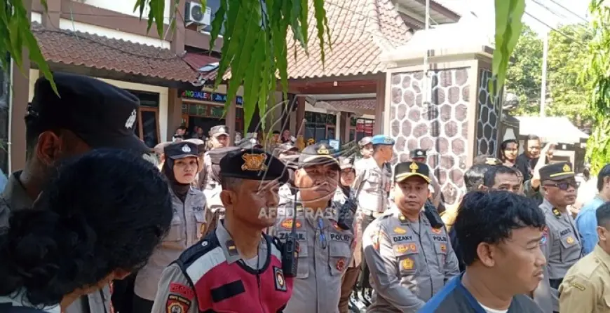 Pastikan Kondusif, Polres Trenggalek Kerahkan Ratusan Personel Jaga Aksi Damai di Gedung DPRD
