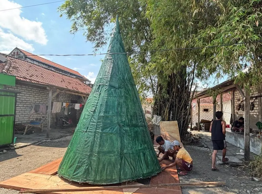 Gunungan Tumpeng Raksasa 4,5 Meter KWGe Gresik Berisi 3.000 Nasi Krawu Siap Catatkan Rekor MURI