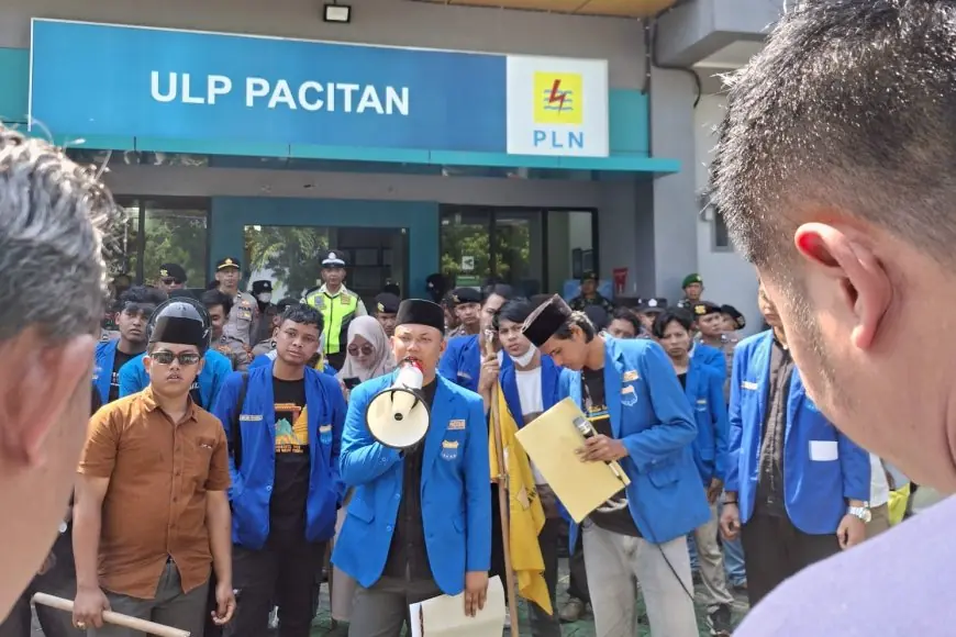 PMII Pacitan Demo Tiga Lembaga, Soroti MBG, Koperasi Merah Putih hingga Listrik Padam