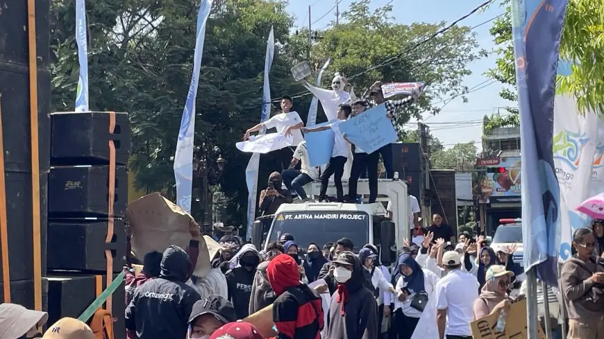 Ribuan Relawan Hingga Pocong di Lamongan Gelar Aksi Damai, Minta Program MBG Tak Dikorbankan