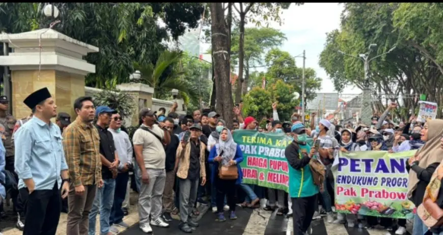 Demo ke DPRD, Ribuan Warga Gresik Minta Program MBG Tak Dihentikan