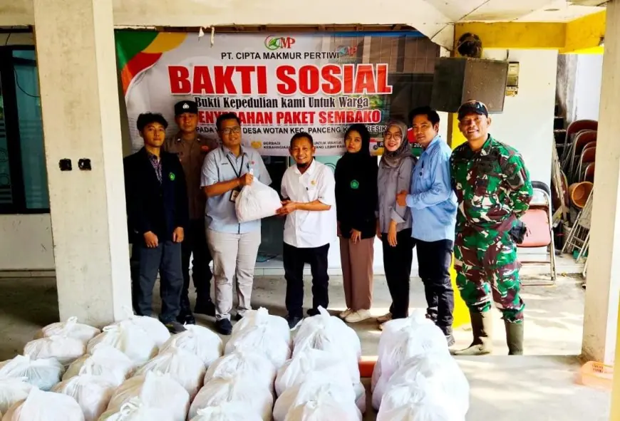 Ringankan Beban Warga dan UMKM, PT CMP Tebar 200 Paket Sembako di Panceng Gresik